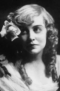 Photo Violet MacMillan