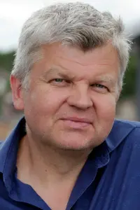 Photo Adrian Chiles