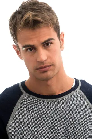 Photo Theo James #33508