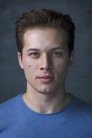 Photo Leo Howard #45966