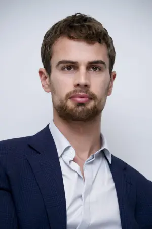 Photo Theo James #33505