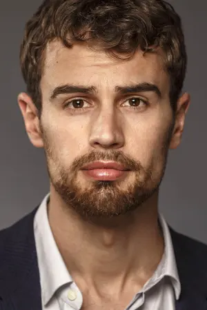 Photo Theo James #33504