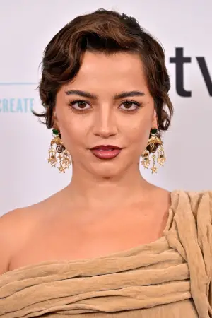 Photo Isabela Merced #328019