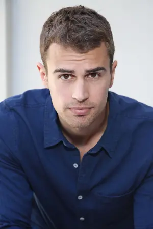Photo Theo James #33503