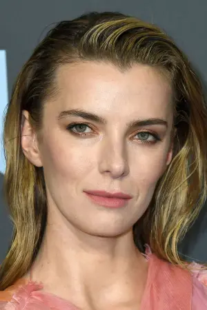 Photo Betty Gilpin #15080