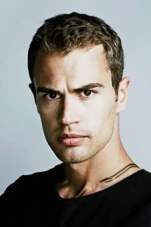 Photo Theo James #33509