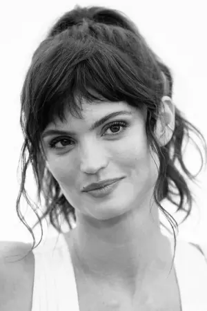 Photo Charlbi Dean #316004