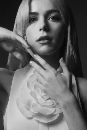 Photo Kiernan Shipka #75228