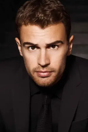 Photo Theo James #33506