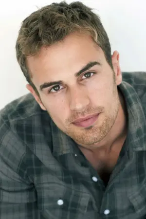 Photo Theo James #33507