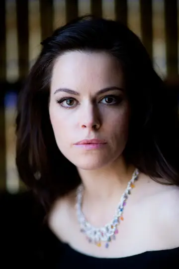 Photo Emily Hampshire #19897