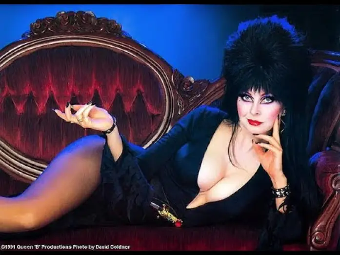 Watch film Elvira: Mistress of the Dark — LA BANDE ANNONCE D'ELVIRA MAITRESSE DES TENEBRES