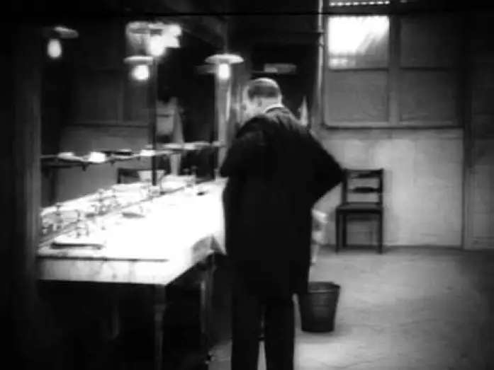 Watch film The Last Laugh — The Last Laugh F.W. Murnau 1924.avi