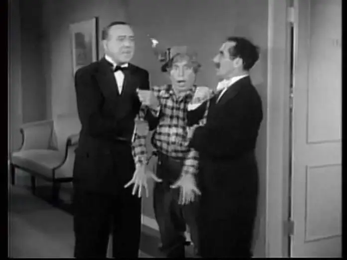 Watch film Room Service — El hotel de los líos (1938) de William A. Seiter (El Despotricador Cinéfilo)