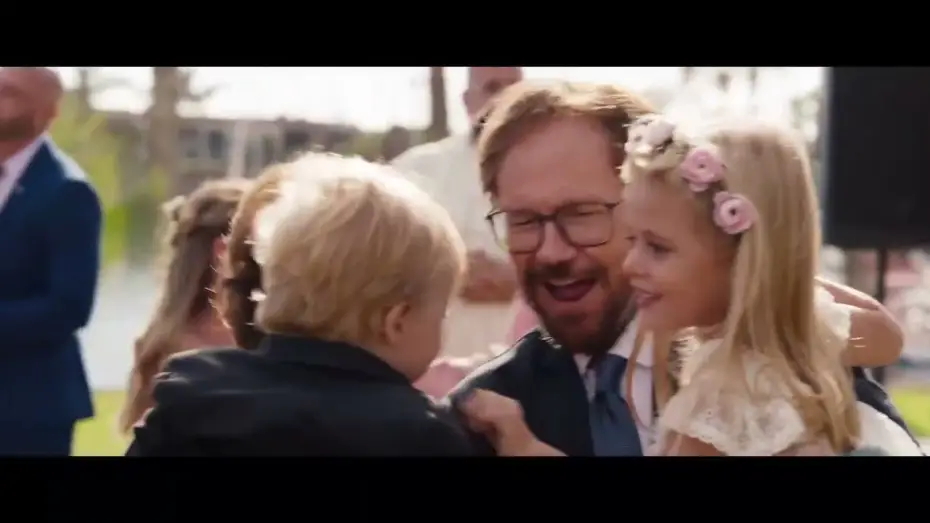 Watch film Padre no hay más que uno 4: Campanas de boda — Videoclip - Efecto Pasillo