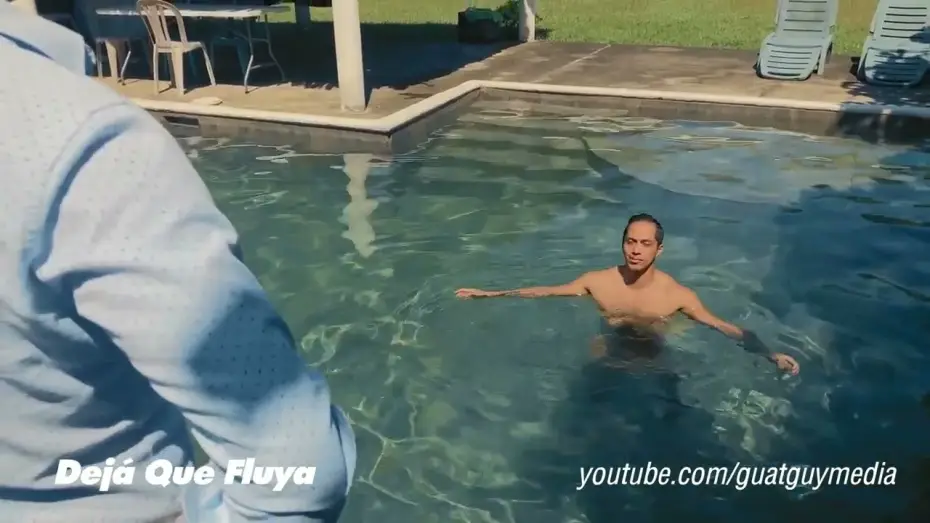 Watch film Let It Flow — Clip DEJÁ QUE FLUYA - "¿Nunca te has metido a nadar desnudo?"