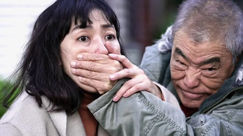 Watch film No Place to Go — 板谷由夏×高橋伴明監督、渋谷ホームレス殺害事件をモチーフに描く／映画『夜明けまでバス停で』特報
