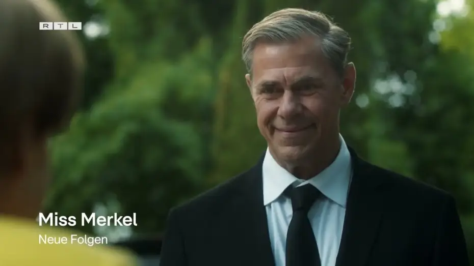 Watch film Miss Merkel - Mord auf dem Friedhof — Miss Merkel - Ein Uckermark-Krimi | Offizieller Trailer | RTL