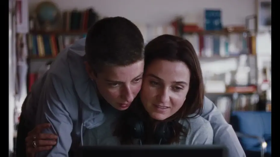 Watch film Julian | JULIAN : un amour lesbien tournant au tragique (bande-annonce)