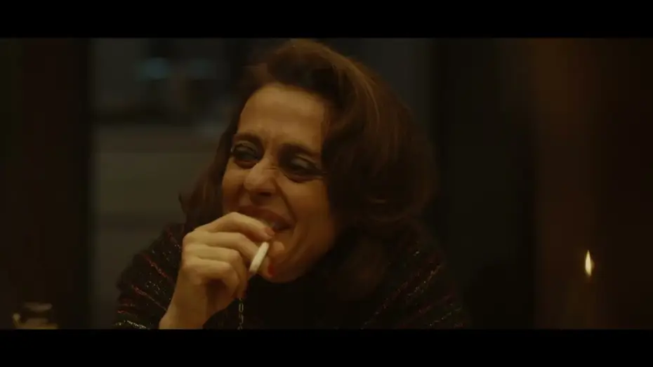 Watch film Il fuoco che ti porti dentro — IL FUOCO CHE TI PORTI DENTRO di Edoardo De Angelis - #Venezia83 - Clip "A tavola"