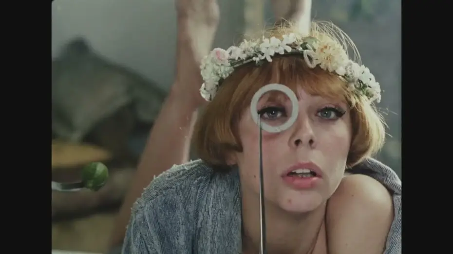 Watch film Daisies — LE MARGHERITINE di Věra Chytilová, dal 15 maggio al cinema in versione restaurata (trailer)