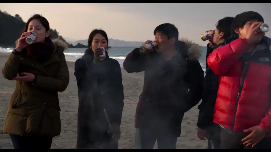 Watch film On the Beach at Night Alone — Bande annonce SEULE SUR LA PLAGE LA NUIT, de Hong Sangsoo