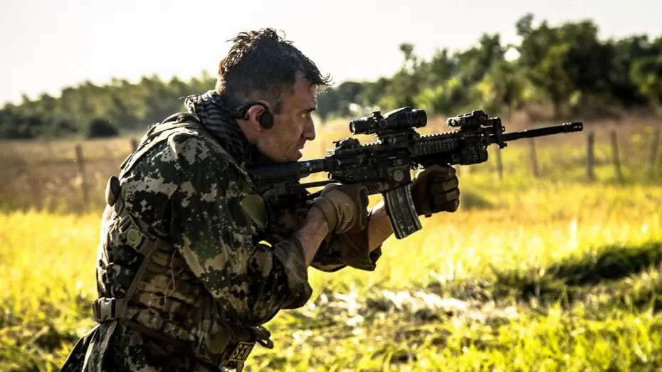 Watch film Leal — Luis Aguirre es el Cap. Gorostiaga en Leal - Solo hay una forma de vivir