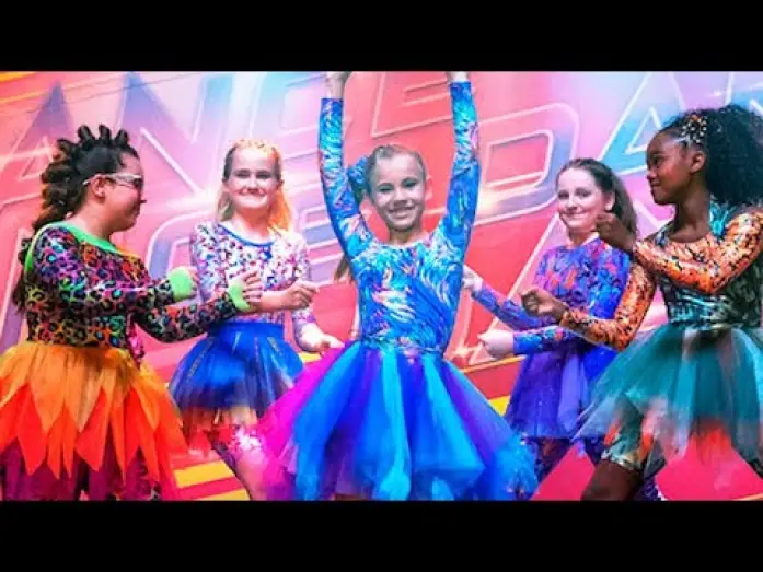 Watch film Feel the Beat — SIGUE EL RITMO (Trailer español)