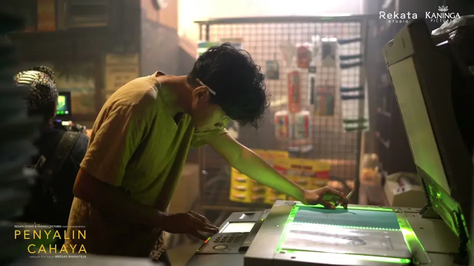 Watch film Photocopier — Chicco Kurniawan - tukang fotokopi di film PENYALIN CAHAYA