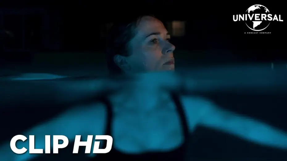 Watch film Night Swim | Clip - Algo extra&ntilde;o sucede mientras Eve est&aacute; en la piscina
