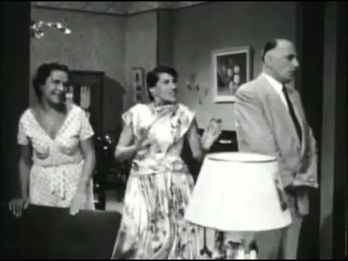 Watch film The Auntie from Chicago | &Eta; &Theta;&epsilon;&iota;́&alpha; &alpha;&pi;&omicron;́ &tau;&omicron; &Sigma;&iota;&kappa;&alpha;́&gamma;&omicron; 1957   clip