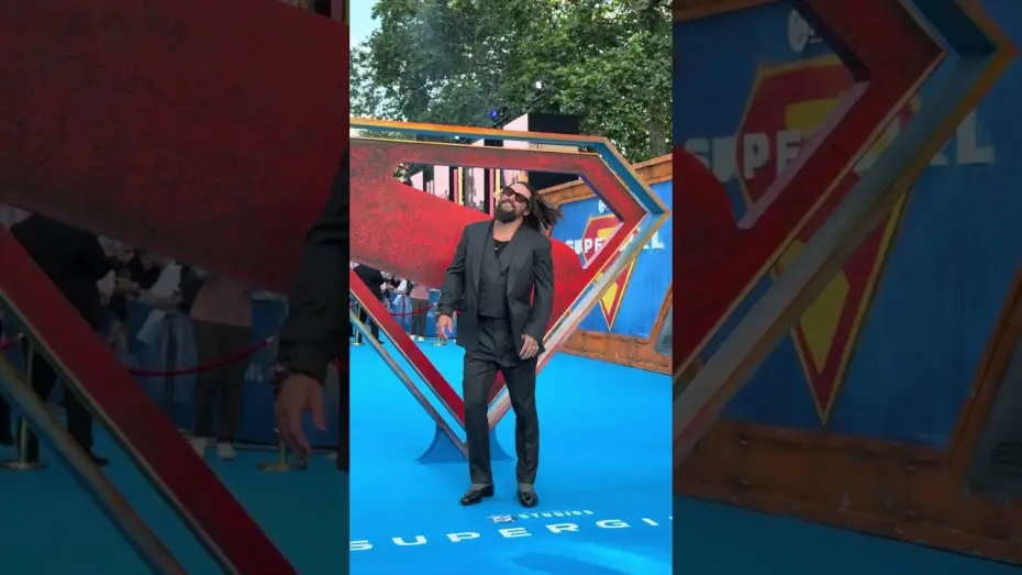 Watch film Supergirl — Jason Momoa makes an entrance in London for SUPERGIRL