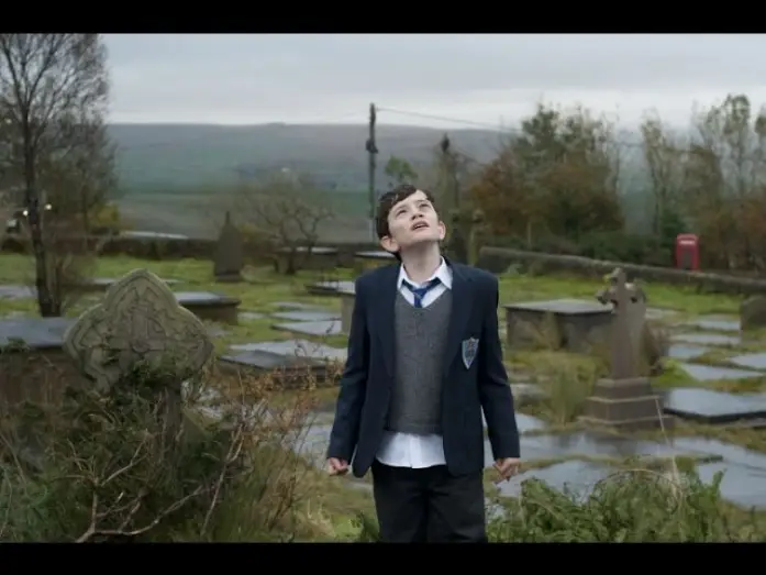 Watch film A Monster Calls | UN MONSTRUO VIENE A VERME - Tr&aacute;iler HD