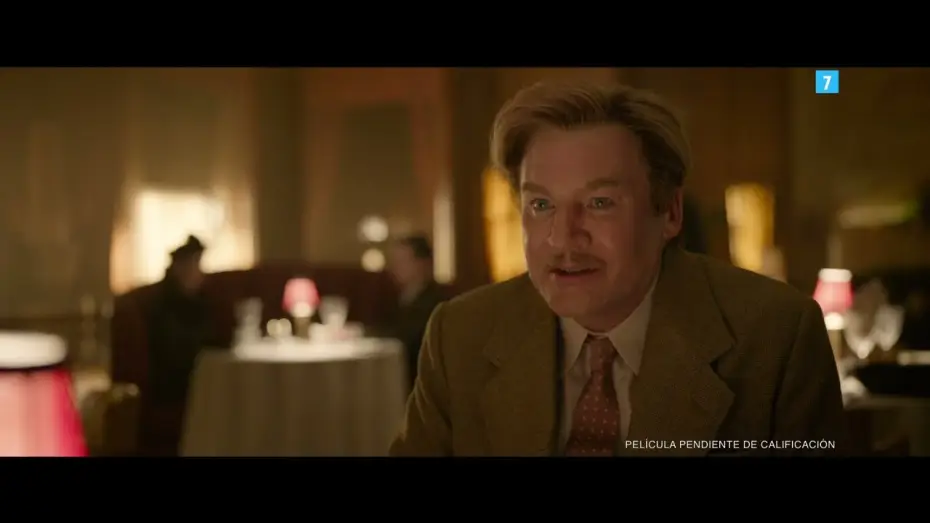 Watch film Amsterdam — Escena: 'Yo corro con la bebida'