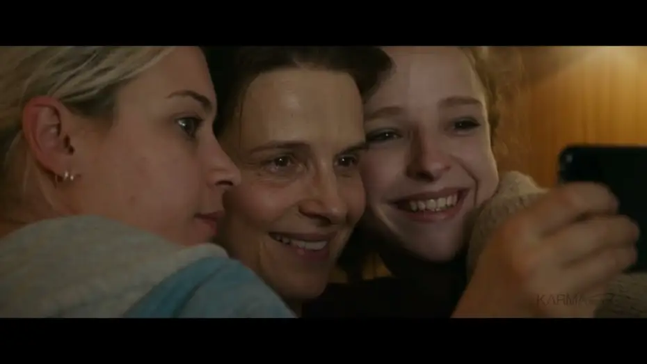 Watch film Between Two Worlds | EN UN MUELLE DE NORMAND&Iacute;A | Tr&aacute;iler Oficial Espa&ntilde;ol