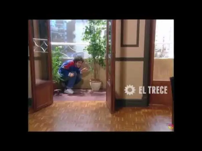 Video for the series Son amores — NICOLÁS CABRE ESCUPIENDO A UN VECINO EN SON AMORES - 2002