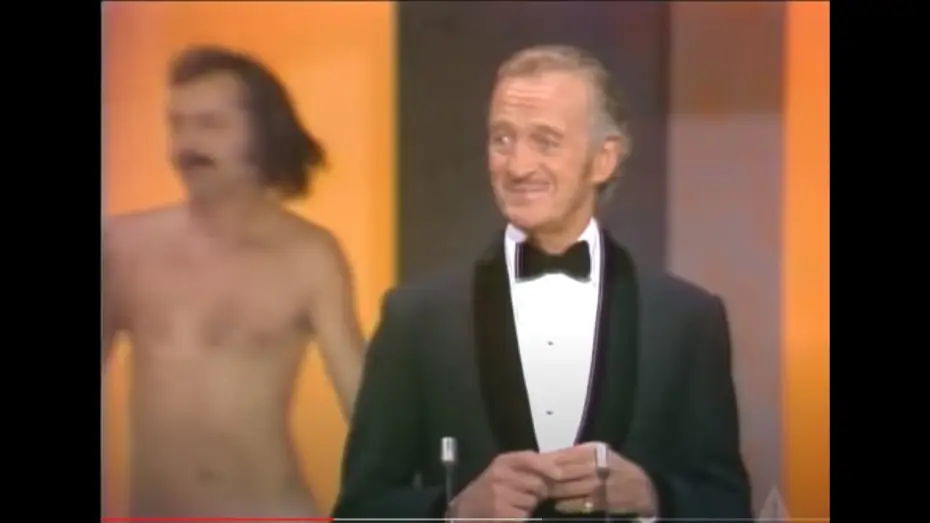 Видео к сериалу The Oscars — The Oscars Streaker | 46th Oscars (1974)