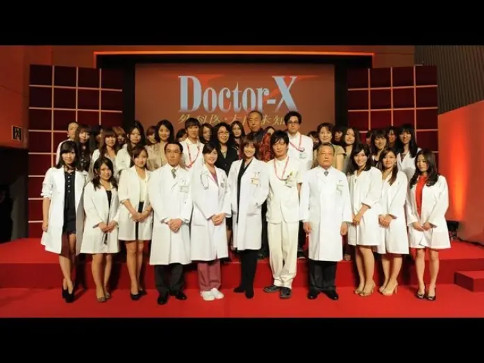 Видео к сериалу Doctor-X: Surgeon Michiko Daimon — 米倉涼子ＶＳ女子医大生（4）美貌の秘密