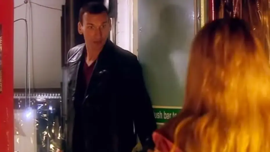 Видео к сериалу Doctor Who — Christopher Eccleston's First Scene | "I'm The Doctor By The Way" | Rose