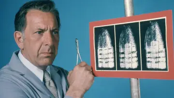 Backdrop к сериалу "Quincy, M.E." #1313733