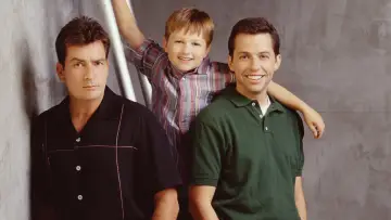 Backdrop к сериалу "Two and a Half Men" #1249501
