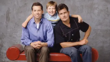 Backdrop к сериалу "Two and a Half Men" #1249510