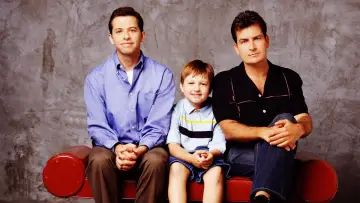 Backdrop к сериалу "Two and a Half Men" #1249540