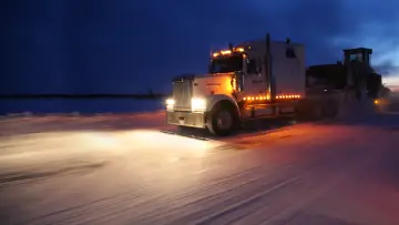 Backdrop for the TV series "Ice Road Truckers" #1444774