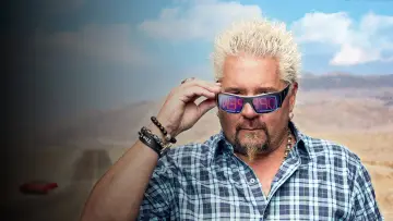 Backdrop к сериалу "Diners, Drive-Ins and Dives" #1221563