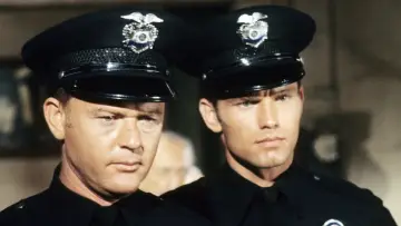 Backdrop к сериалу "Adam-12" #1301144