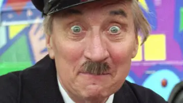 Backdrop for the TV series "On the Buses" #1747977