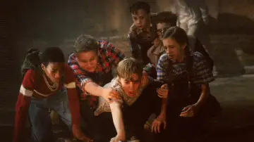 Backdrop к сериалу "It" #1375082