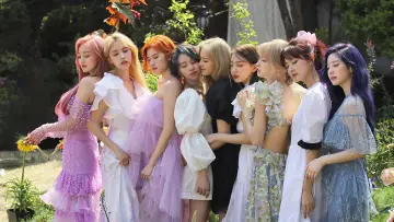 Backdrop for the TV series "TWICE TV" #1356368