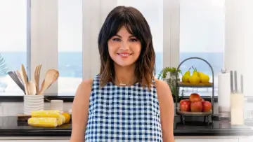 Backdrop for the TV series "Selena + Chef" #1913155